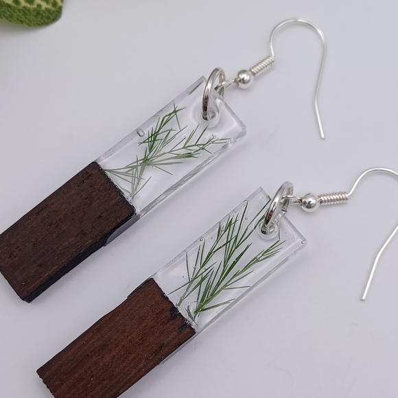 Wood And Floral Resin Earring - Picture 3 of 5